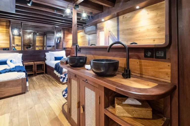 Twin beds and vanity in a Deluxe Cabin aboard Majik