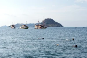 The calm snorkelling bay at Manjarite near Labuan Bajo