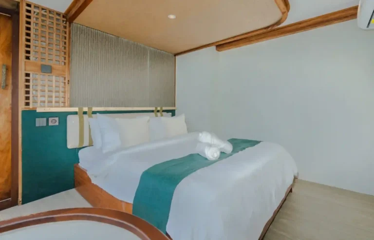 Deluxe cabin on Marea with a double bed and ensuite bathroom