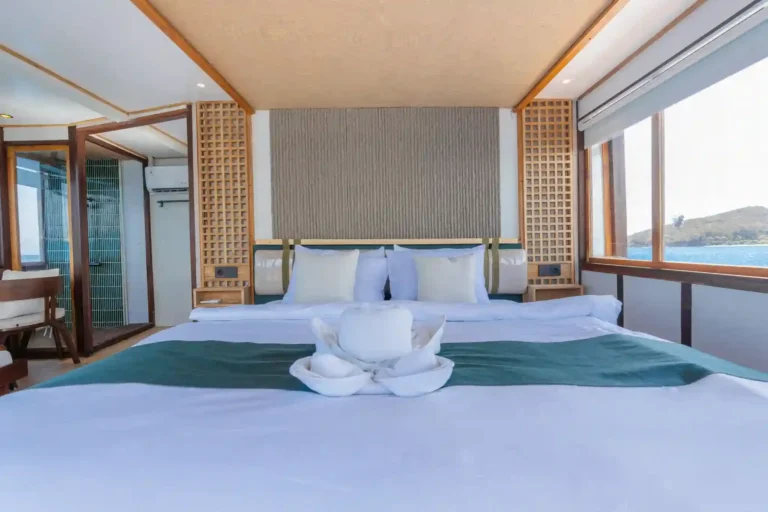 Royal cabin on Marea, the top grade on board with ensuite bathroom