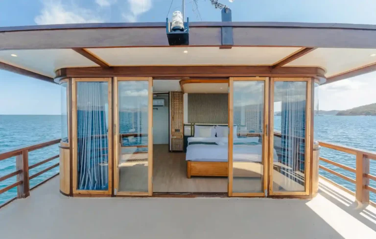 Interior of the Marea royal cabin with air conditioning and hot shower ensuite