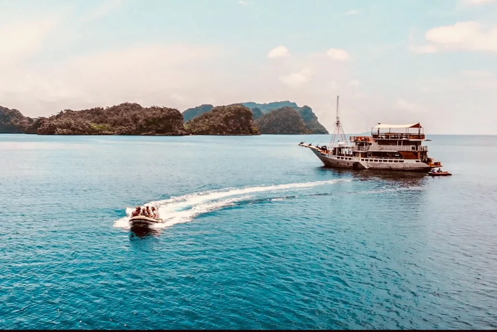 Mikumba Dua anchored in Komodo waters