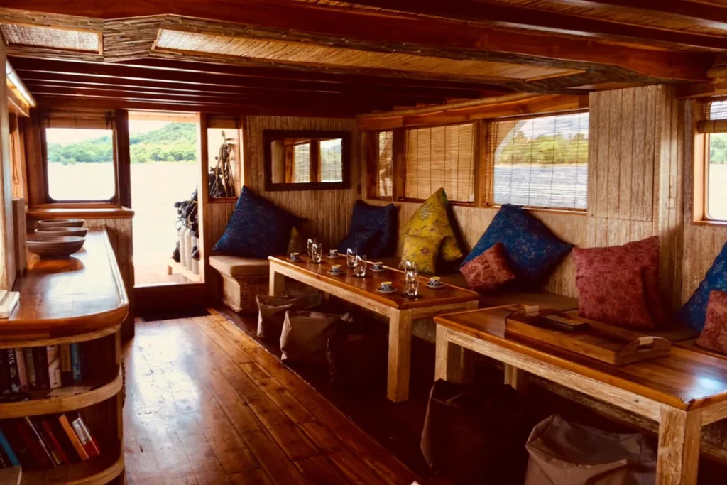 Guest lounge in the Mikumba Dua saloon