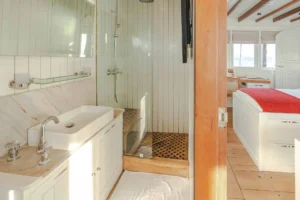 Mischief Voyage Banda Cabin ensuite bathroom