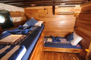 Bedding and fittings in a twin cabin aboard Moana Cruising