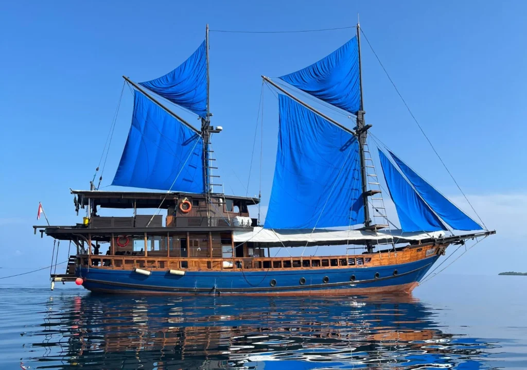 Masts and rigging of the Moana phinisi schooner