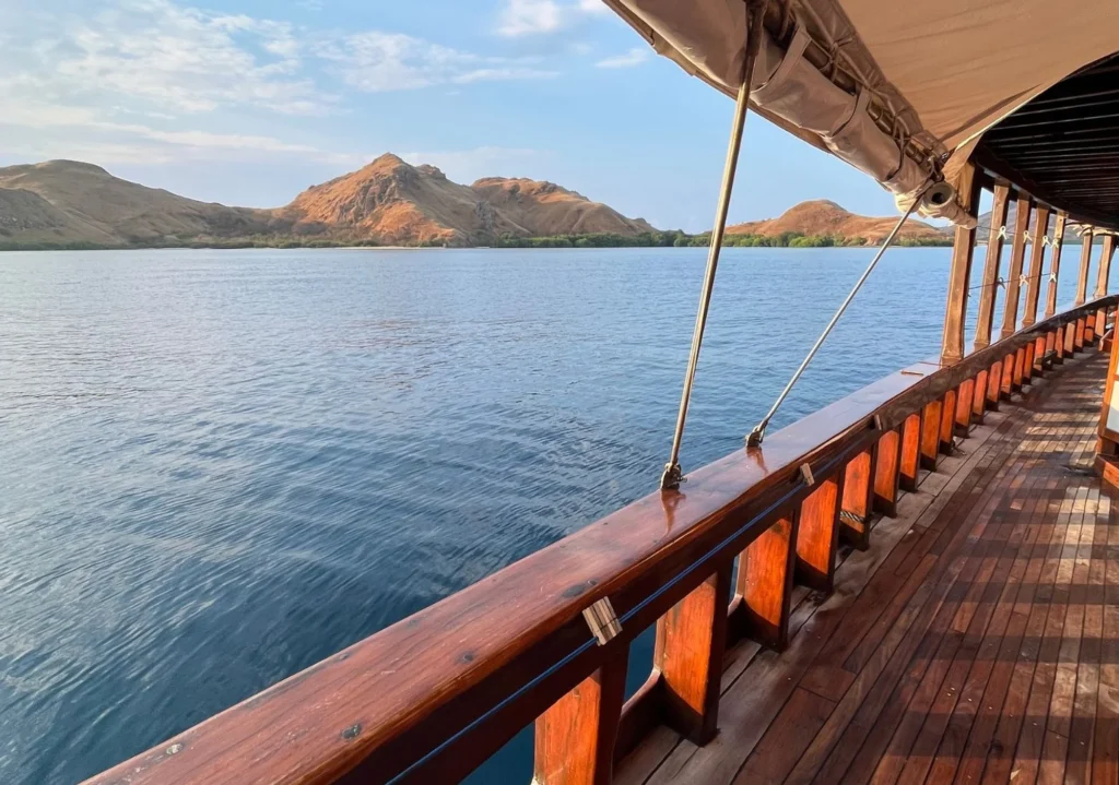 Side deck running along the hull of Moana Cruising