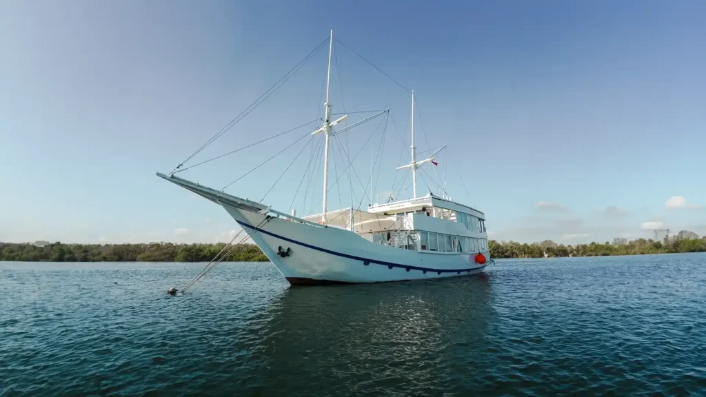 Mosalaki, a 28-metre ironwood phinisi, sailing in Komodo National Park