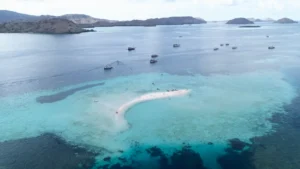 Taka Makassar crescent sandbar, a snorkelling stop on the Mosalaki route