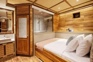 Junior Suite on the lower deck of Mutiara Cruise, 12 square metres with a queen bed