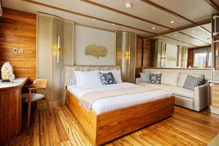 Master Family Suite on Mutiara Cruise, 20 square metres with a king bed