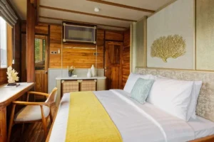 Master Suite on Mutiara Cruise, 17 square metres with a queen bed and balcony