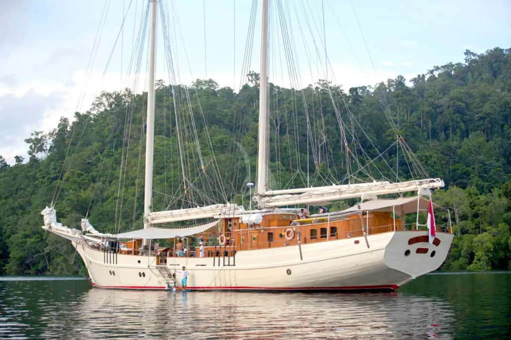 Mutiara Laut phinisi liveaboard, ext stern 2