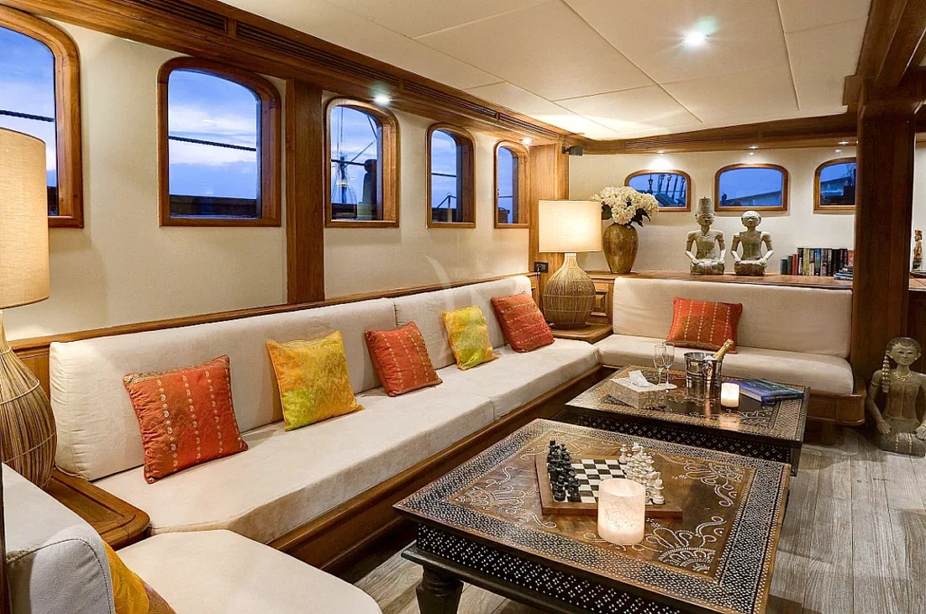Mutiara Laut phinisi liveaboard, int saloon
