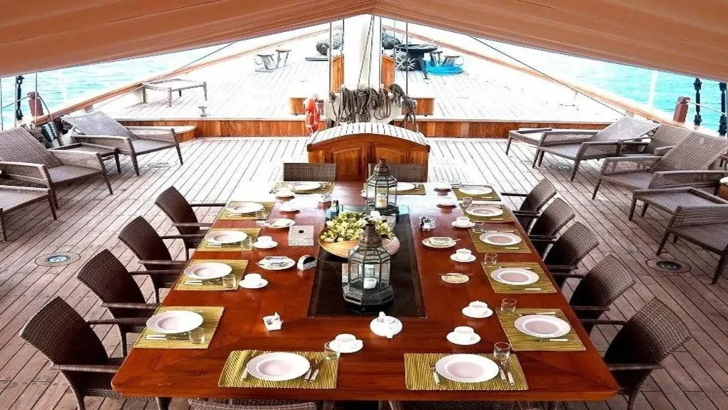 Mutiara Laut phinisi liveaboard, sun alfresco set up