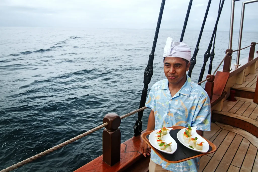 Mutiara Laut phinisi liveaboard, sun steward