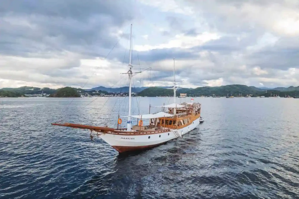 Narasea phinisi exterior in Komodo National Park