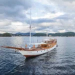 Narasea phinisi exterior in Komodo National Park