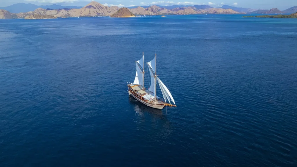 Nataraja phinisi liveaboard sailing in Komodo National Park