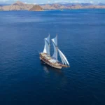Nataraja phinisi liveaboard sailing in Komodo National Park