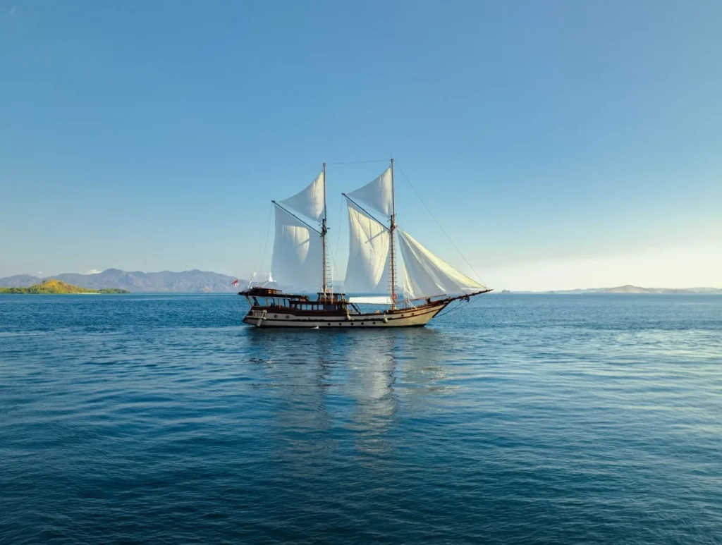 Profile view of Nataraja phinisi yacht