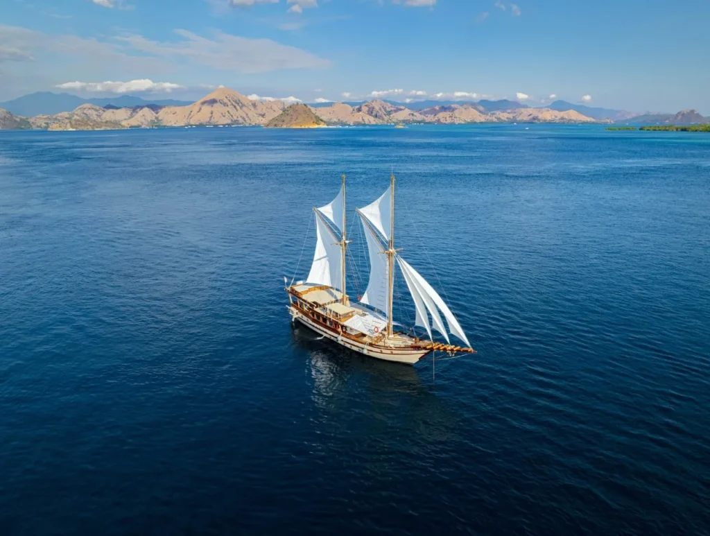 Nataraja sailing through Komodo waters
