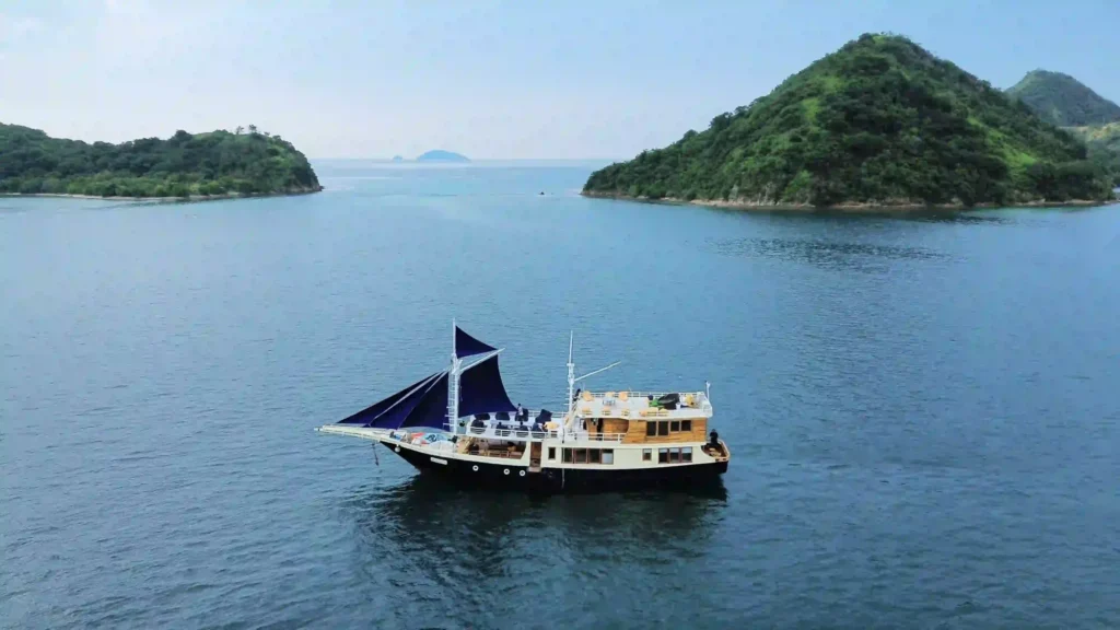 Natural Phinisi sailing in Komodo