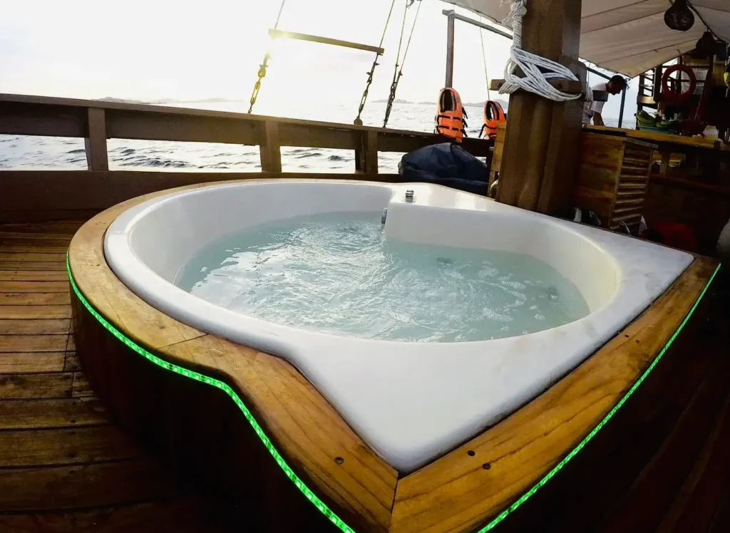 Jacuzzi aboard Natural Phinisi