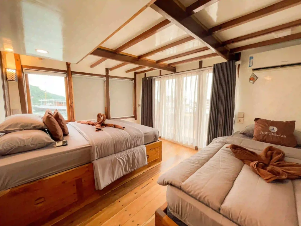 Master cabin aboard Natural Phinisi