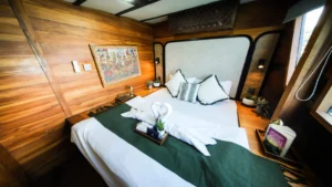 Navila cabin master 1 02 aboard Navila phinisi