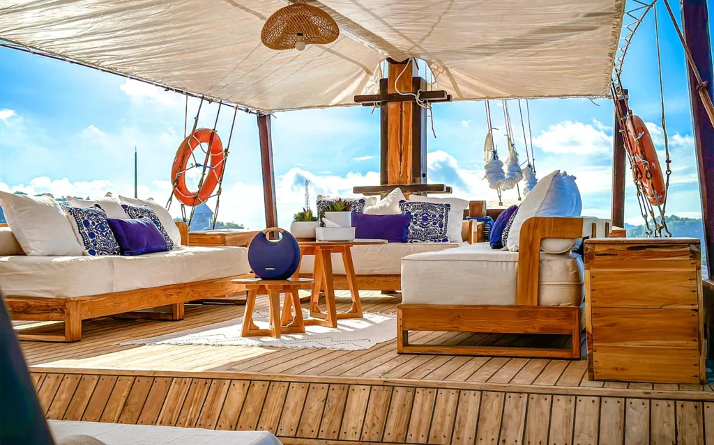 Navila sundeck relax front 01 aboard Navila phinisi