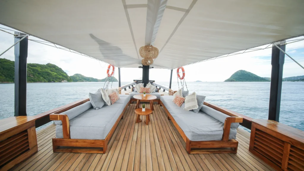 Navila sundeck relax front 02 aboard Navila phinisi