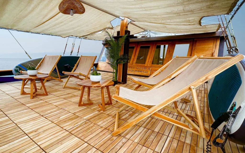 Navila sundeck relax middle 01 aboard Navila phinisi