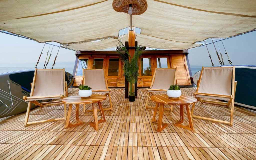 Navila sundeck relax middle 02 aboard Navila phinisi