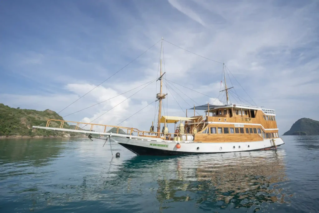 NK Jaya 2 phinisi exterior in Komodo National Park