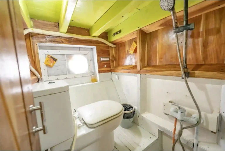 Private bathroom in a Superior Cabin aboard NK Jaya 2