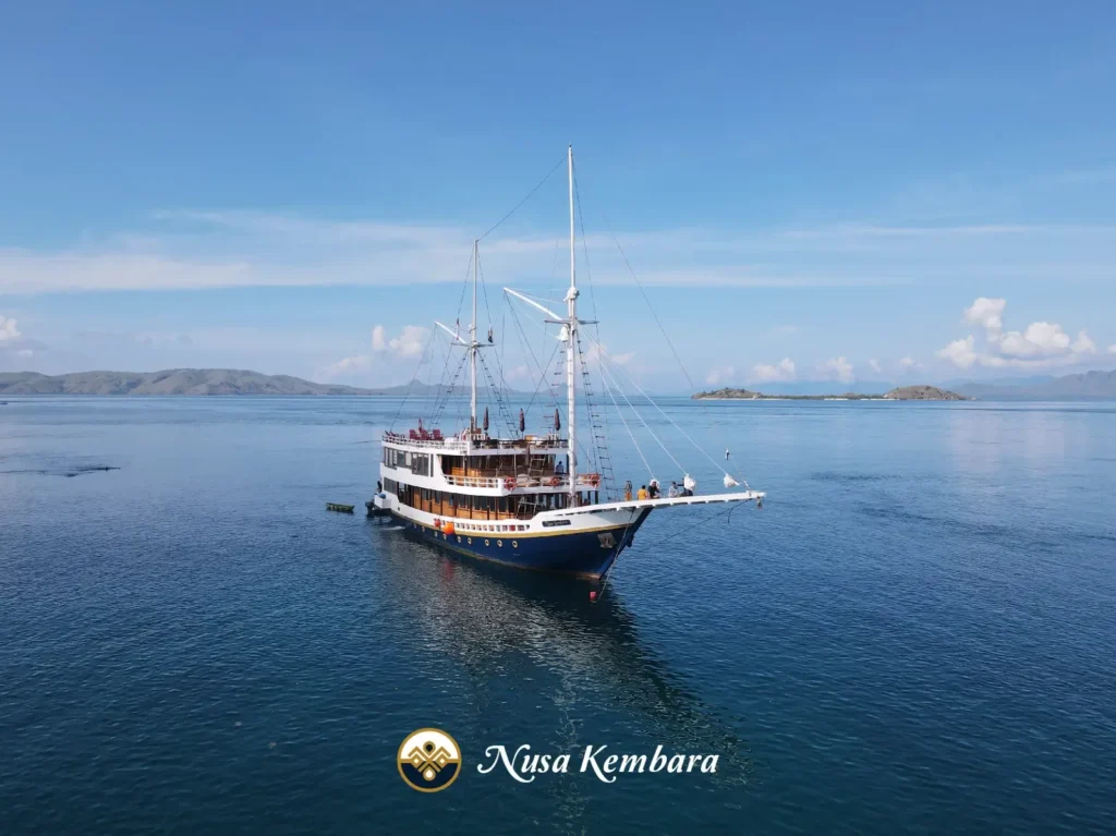 Nusa Kembara phinisi under way
