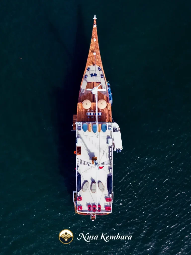 Nusa Kembara phinisi deck and rigging