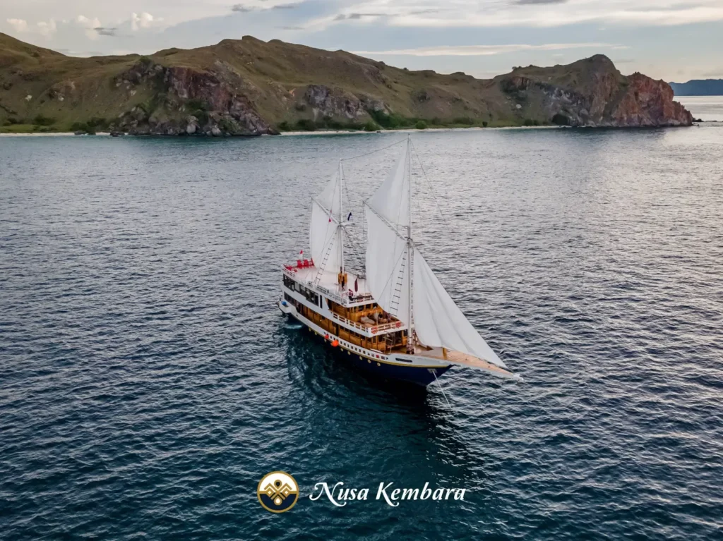 Nusa Kembara phinisi liveaboard exterior
