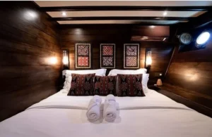 Porthole-view double cabin on the lower deck of Nusa Kembara