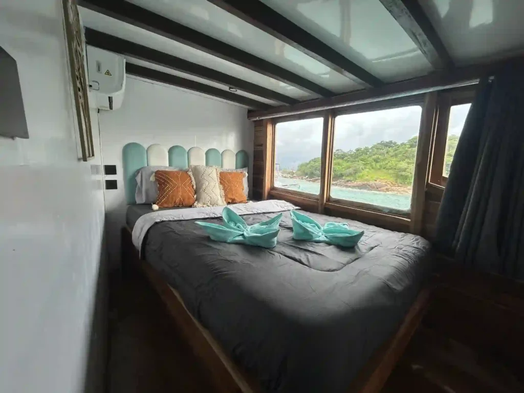 Deluxe Cabin aboard Nusantara Karya phinisi