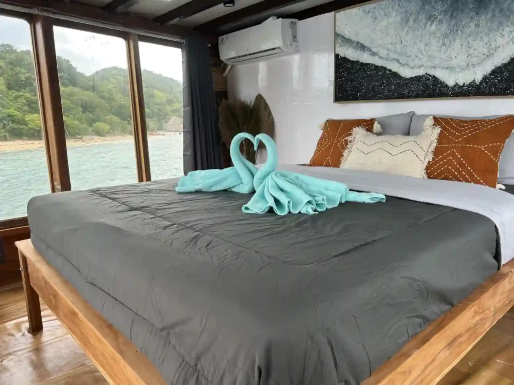 Master Cabin aboard Nusantara Karya phinisi