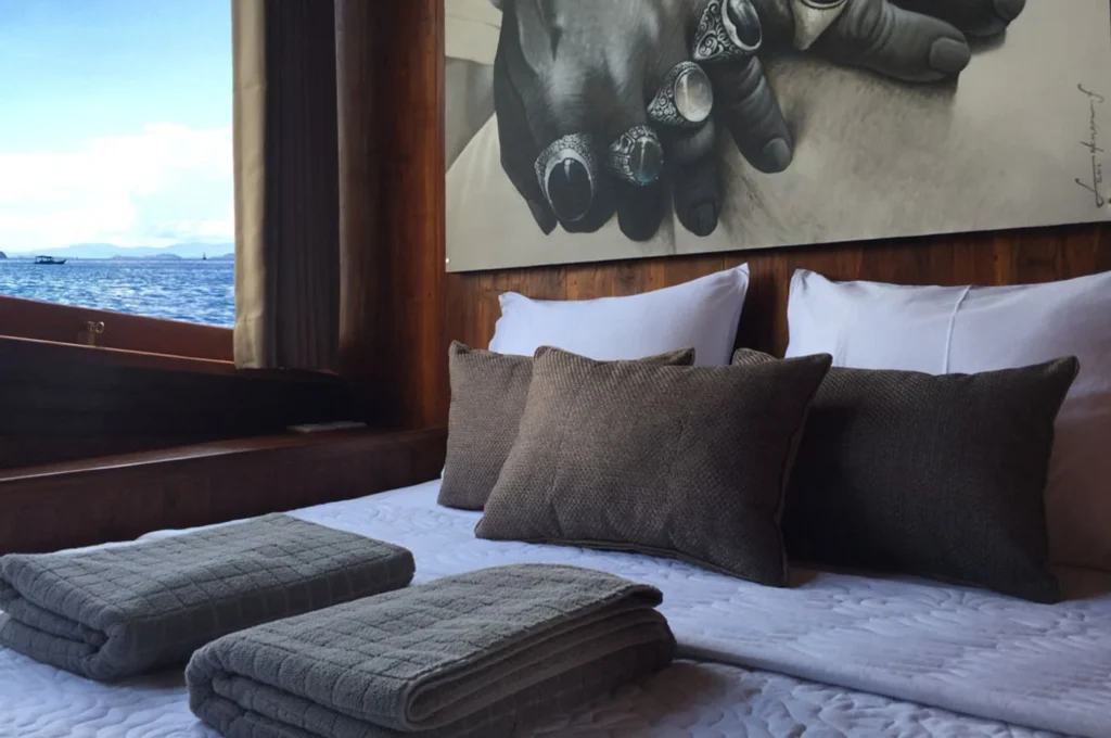 Upper deck double cabin with sea-facing window aboard Nyaman