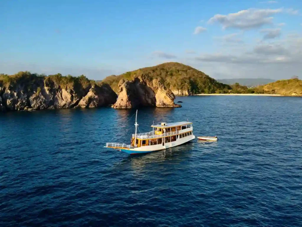 Pandawa phinisi exterior in Komodo National Park