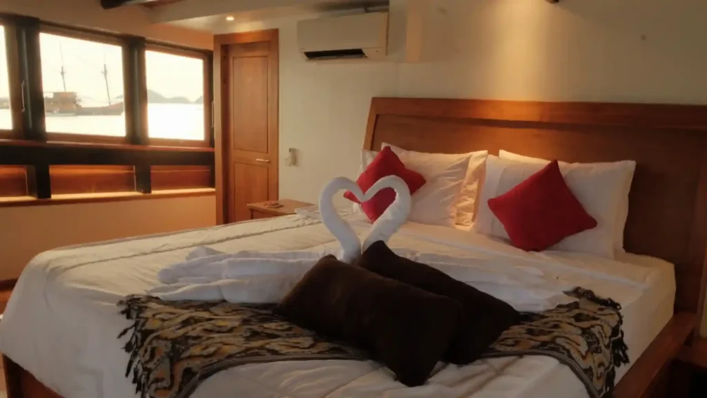 Outdoor bathtub on the Suite Cabin balcony of Panrita, the only one on board