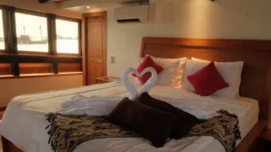 Outdoor bathtub on the Suite Cabin balcony of Panrita, the only one on board