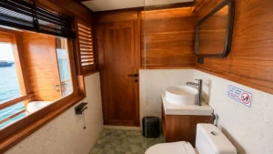 Arra Suite stateroom aboard Papiton Allo phinisi