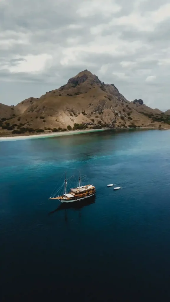 Papiton Allo phinisi exterior in Komodo