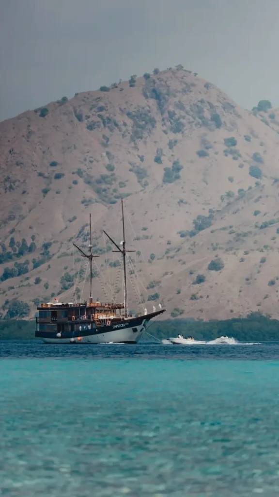 Papiton Allo phinisi exterior in Komodo