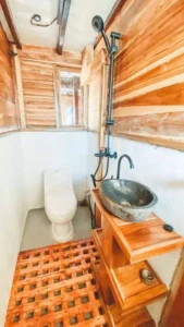 Private bathroom in the Turtle Room aboard Papiton Duwa